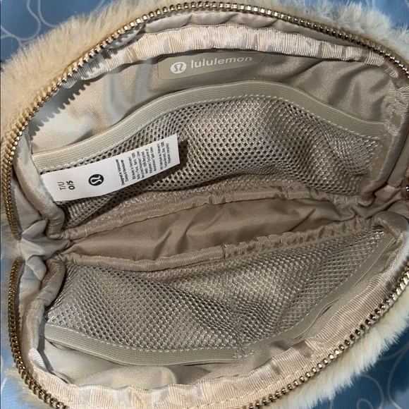 🆕 LULULEMON Everywhere Belt Bag Plush Fleece *Rhinestone Logo! NEW Ivory/Gold - Picture 12 of 17